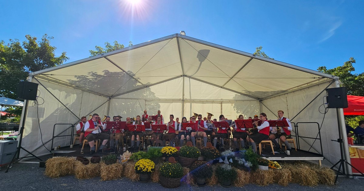 Musikkapelle Puch - Pucher Herbstfest Bühne - Foto: TVB Puch